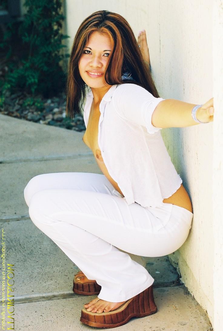 20P La sexy amateur Nadia expone su gran culo y su jugoso coño al aire libre