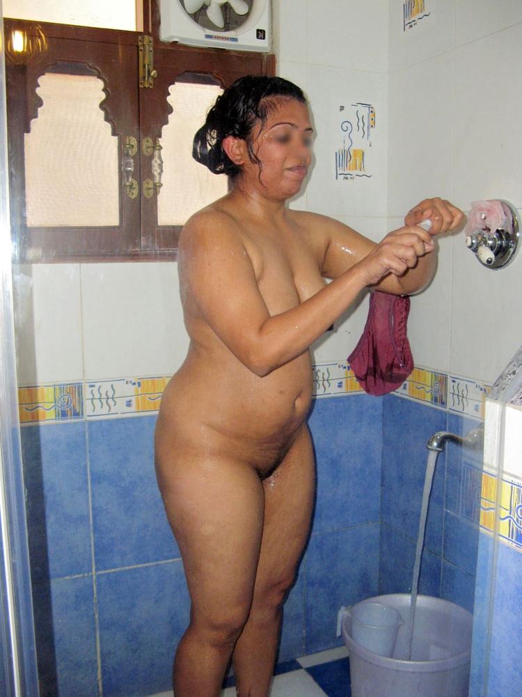10P India gordita amateur se lava el pelo y se afeita las axilas en la ducha