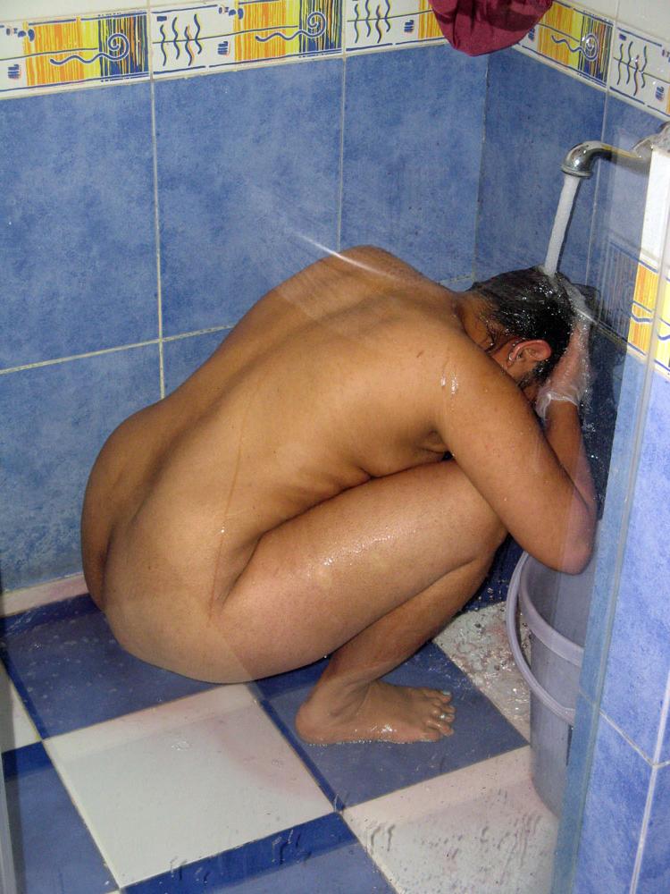 10P India gordita amateur se lava el pelo y se afeita las axilas en la ducha