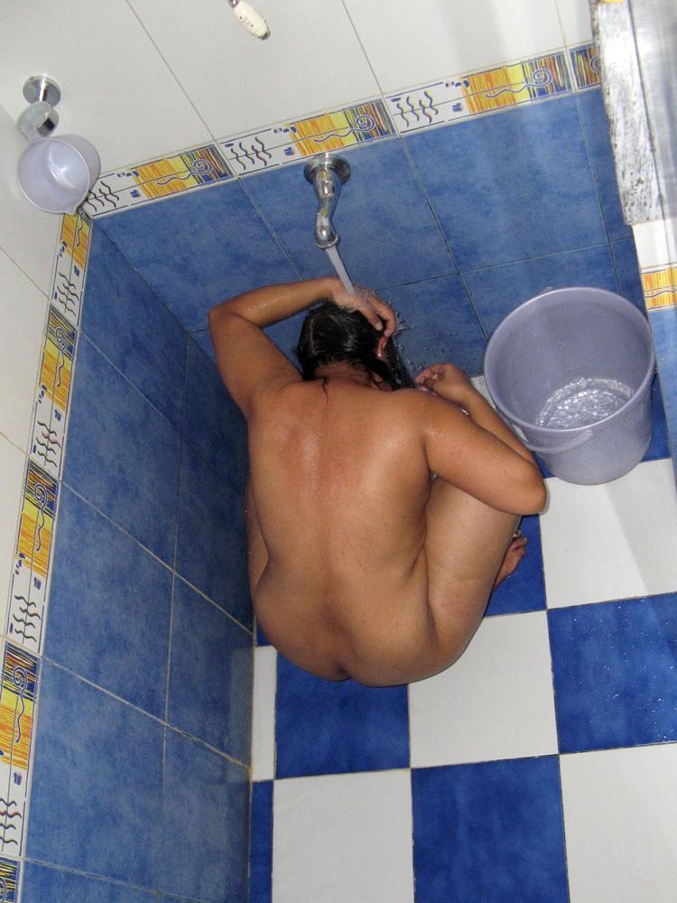 10P India gordita amateur se lava el pelo y se afeita las axilas en la ducha