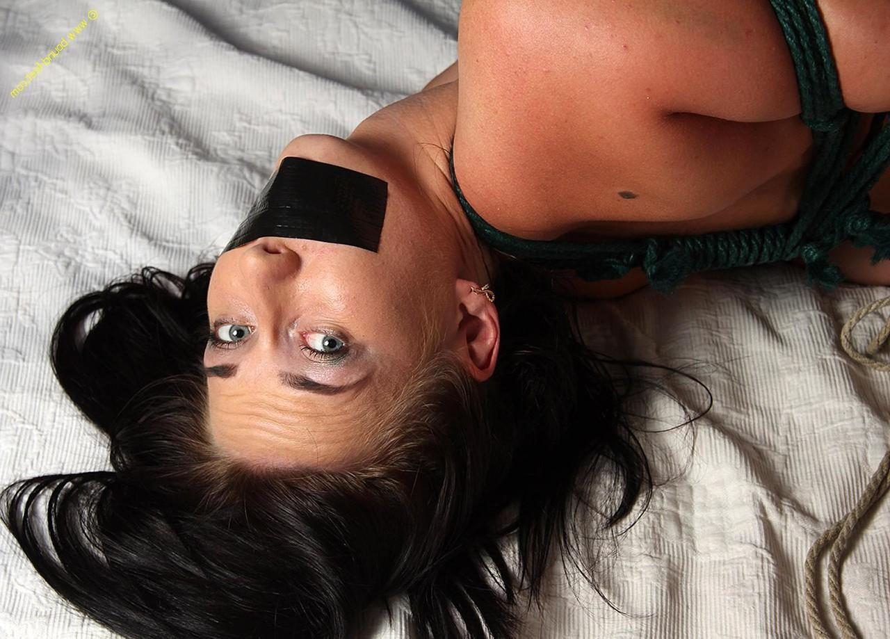 16P Chica blanca es silenciada con cinta adhesiva mientras está atada a una cama con bragas rojas