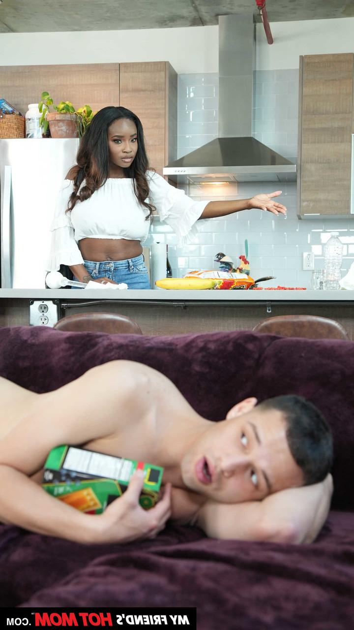 20P Das Ebenholzmädchen Naomi Foxxx zeigt ihre großen Titten und nimmt einen weißen Schwanz tief in sich auf