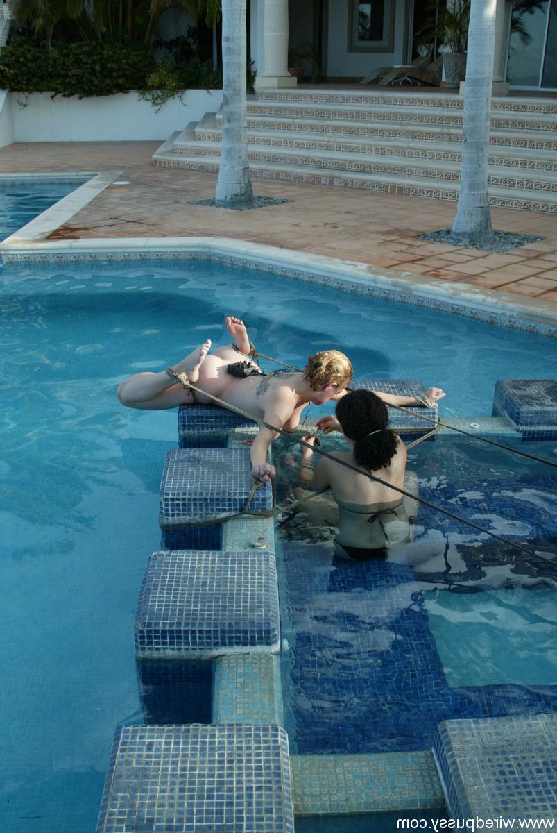 20P MILF rubia sexy con grandes tetas Dee Williams atada y jugueteada por una domina