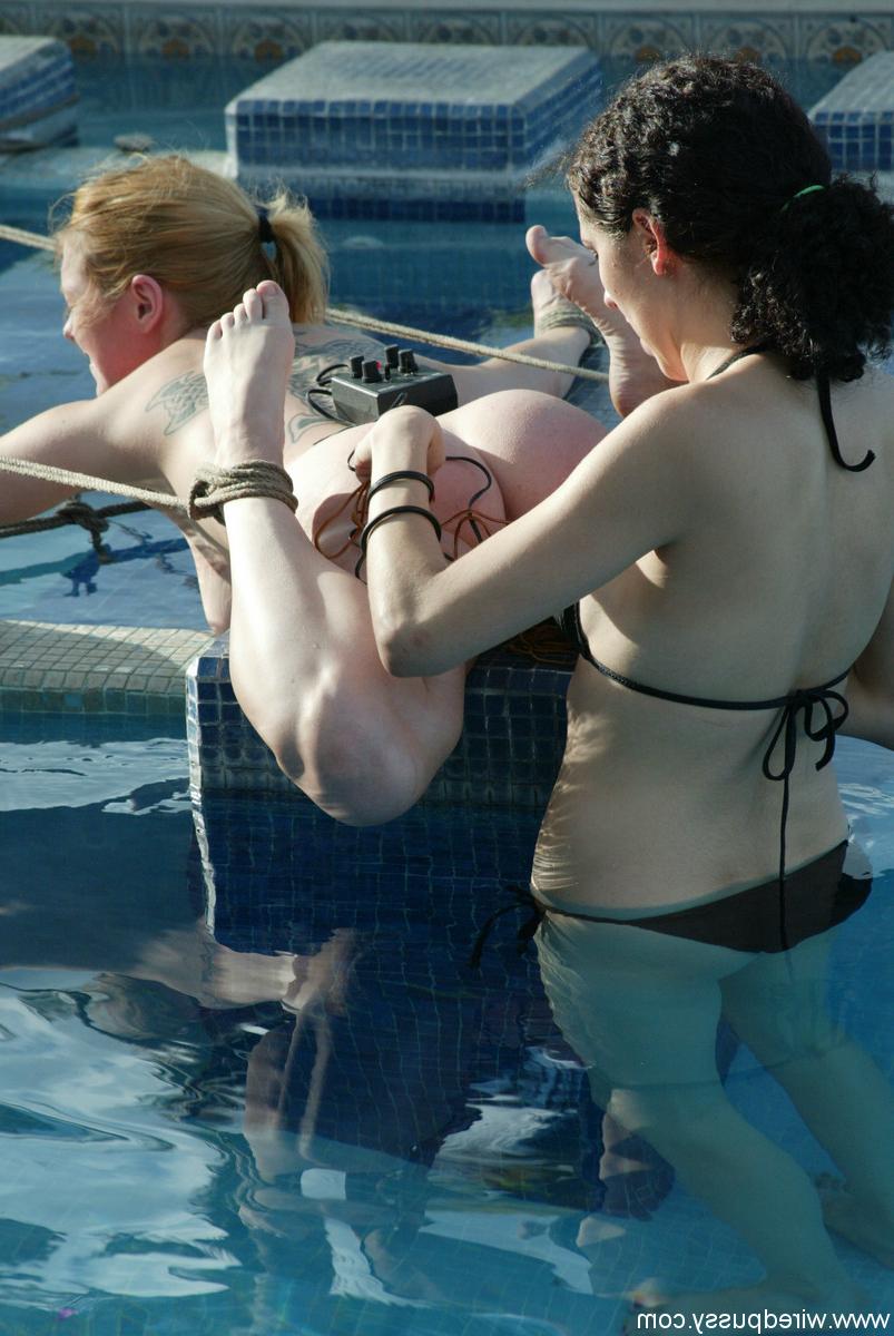 20P MILF rubia sexy con grandes tetas Dee Williams atada y jugueteada por una domina