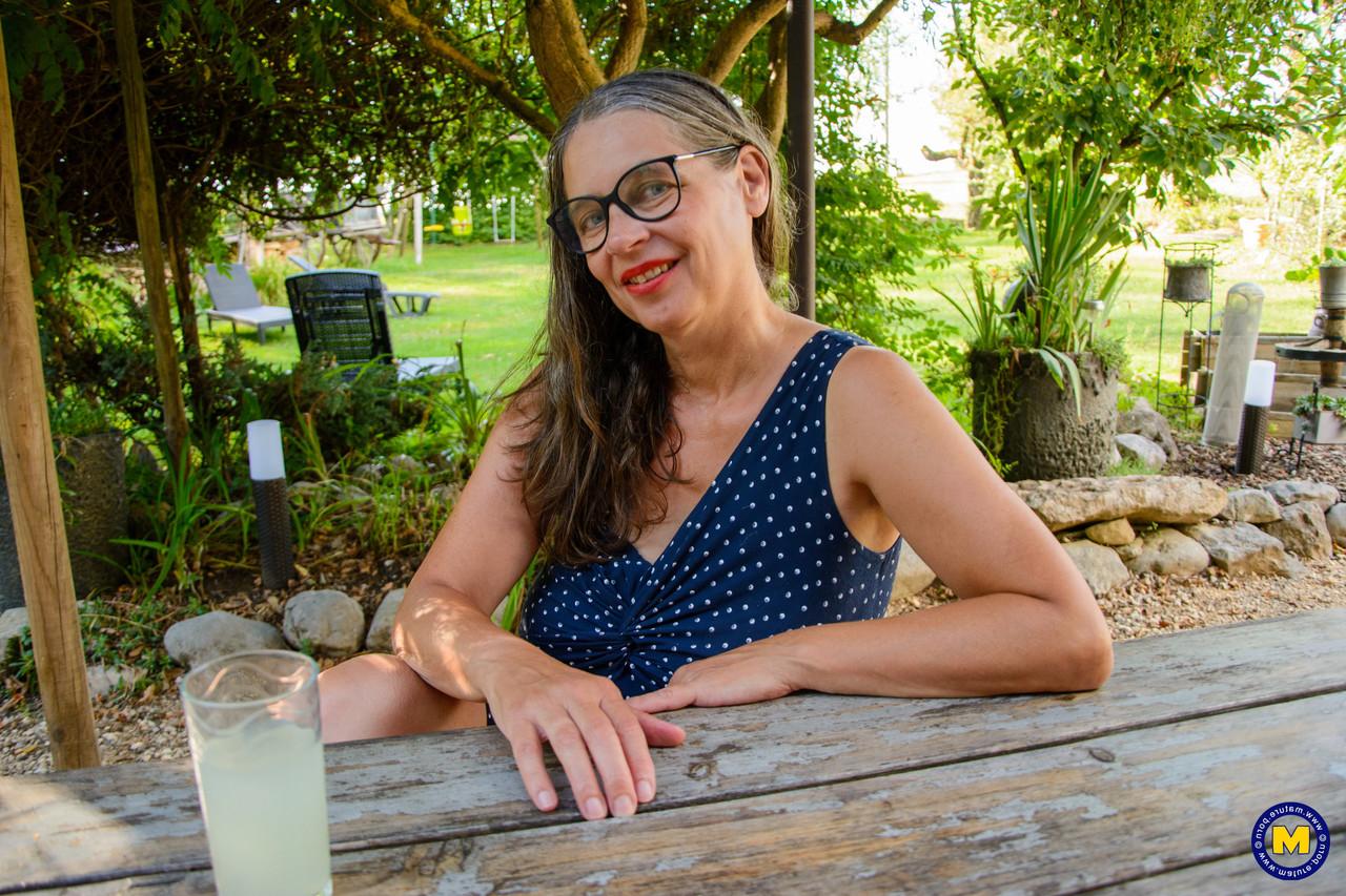 10P Tina, une dame plus âgée, aux gros seins, pose ses gros seins et ses buissons libres sur une table de pique-nique.