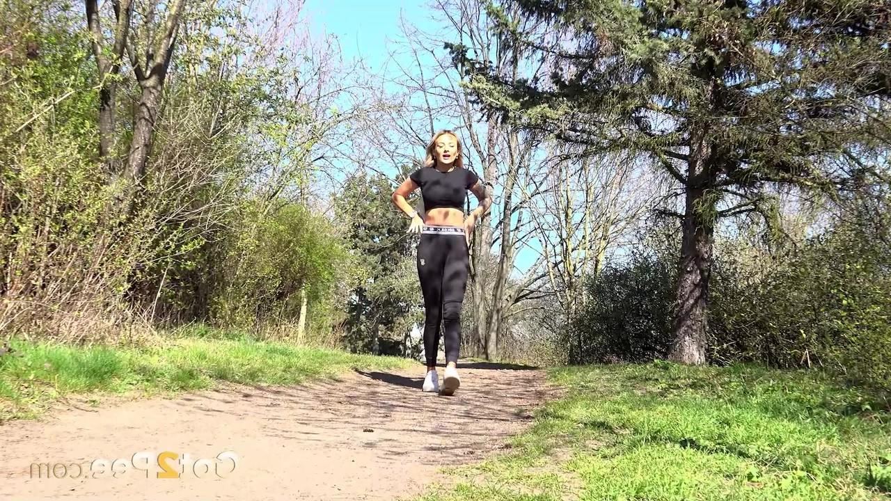 15P A garota loira Alexa mija muito em um caminho muito percorrido