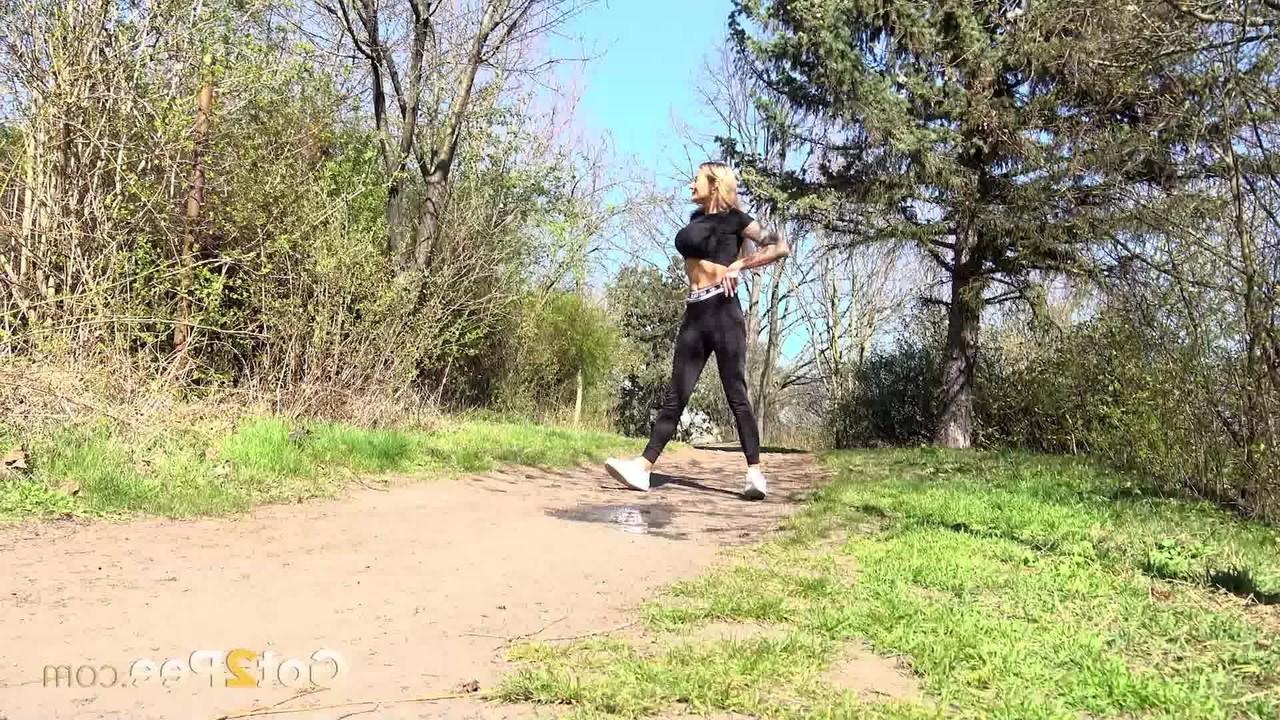 15P A garota loira Alexa mija muito em um caminho muito percorrido