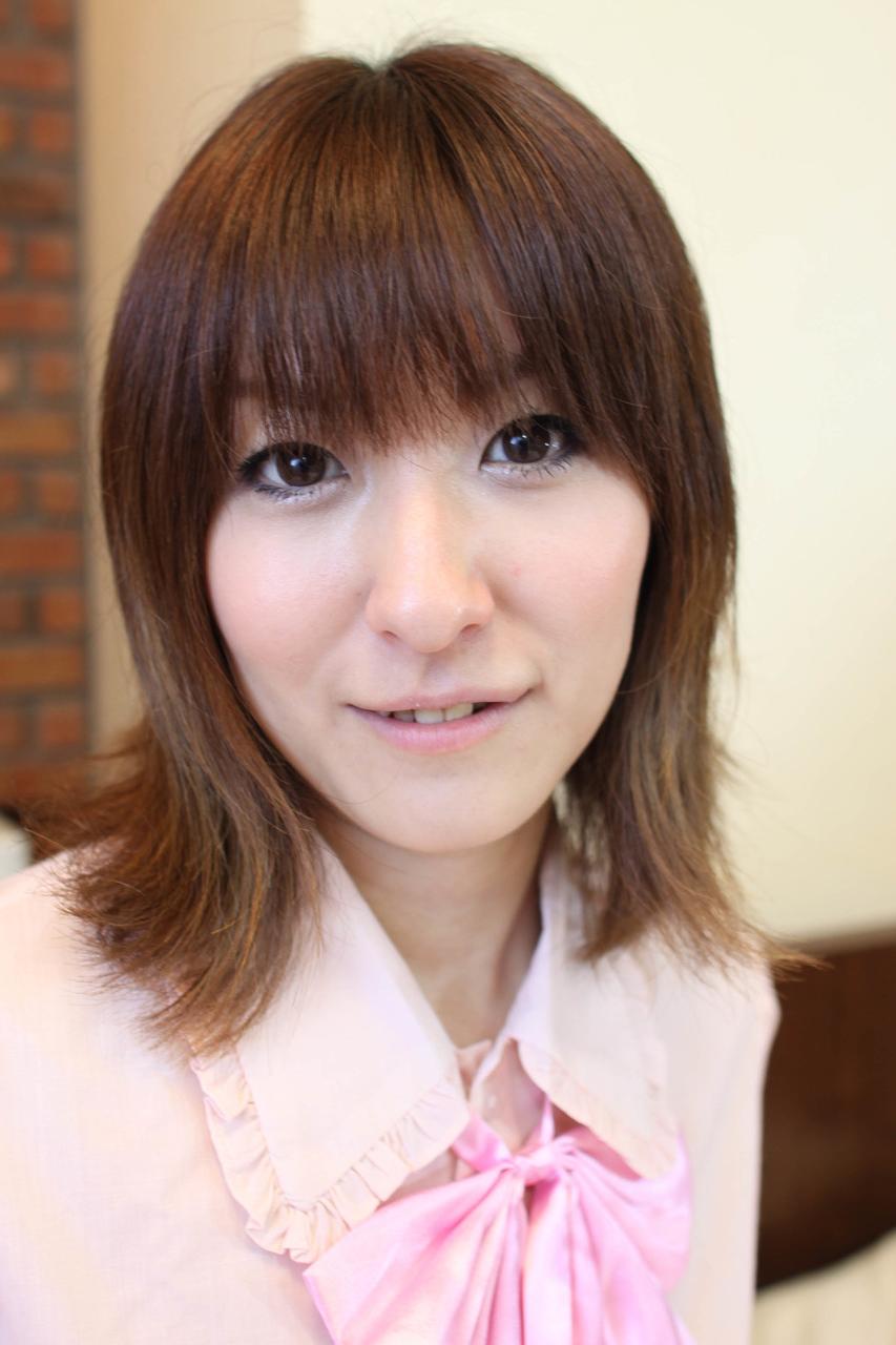 20P A ruiva japonesa Yuki tira sua roupa de colegial e mostra sua vulva peluda