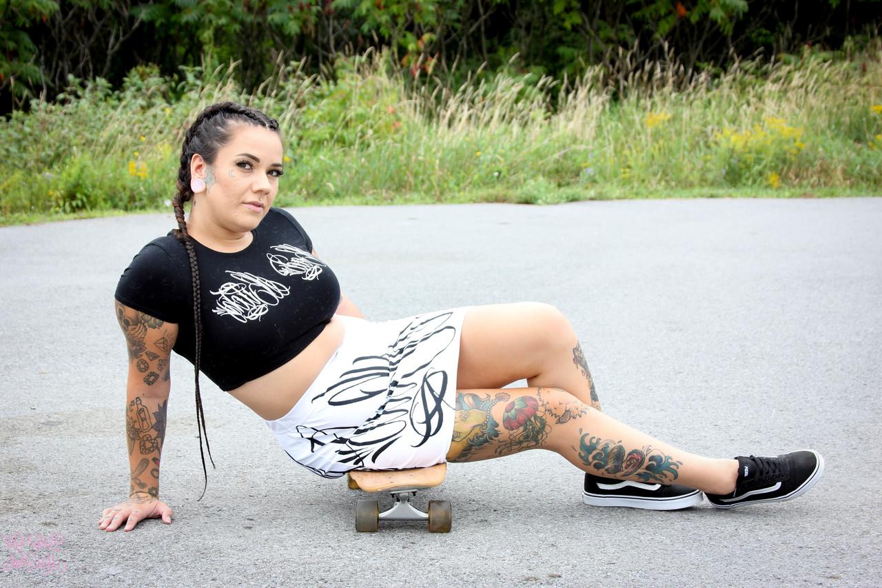 16P A skatista gordinha Miss Pink posando com sua roupa sexy ao ar livre
