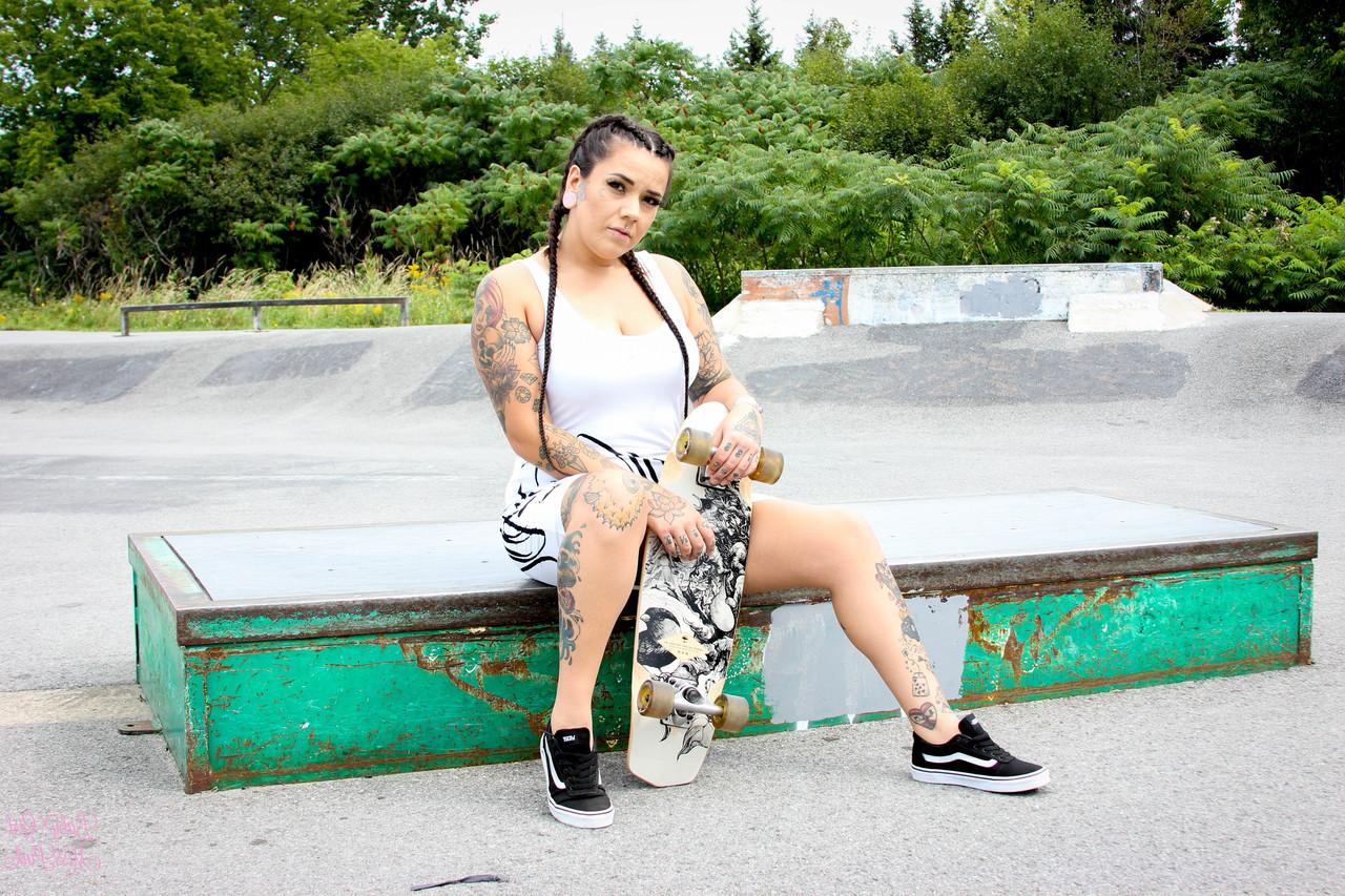 16P A skatista gordinha Miss Pink posando com sua roupa sexy ao ar livre