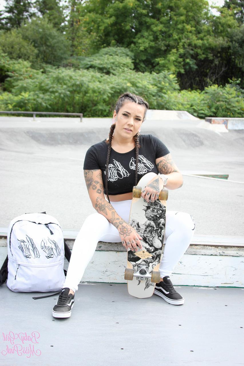 16P A skatista gordinha Miss Pink posando com sua roupa sexy ao ar livre
