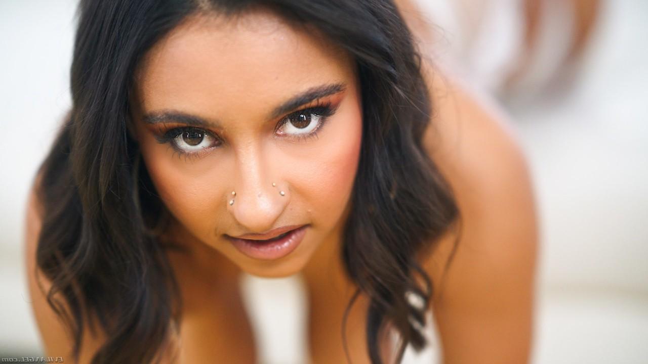 20P Hailey Rose, star du porno aux cheveux corbeau et aux gros seins, suce 2 bites dans un plan à trois IR.