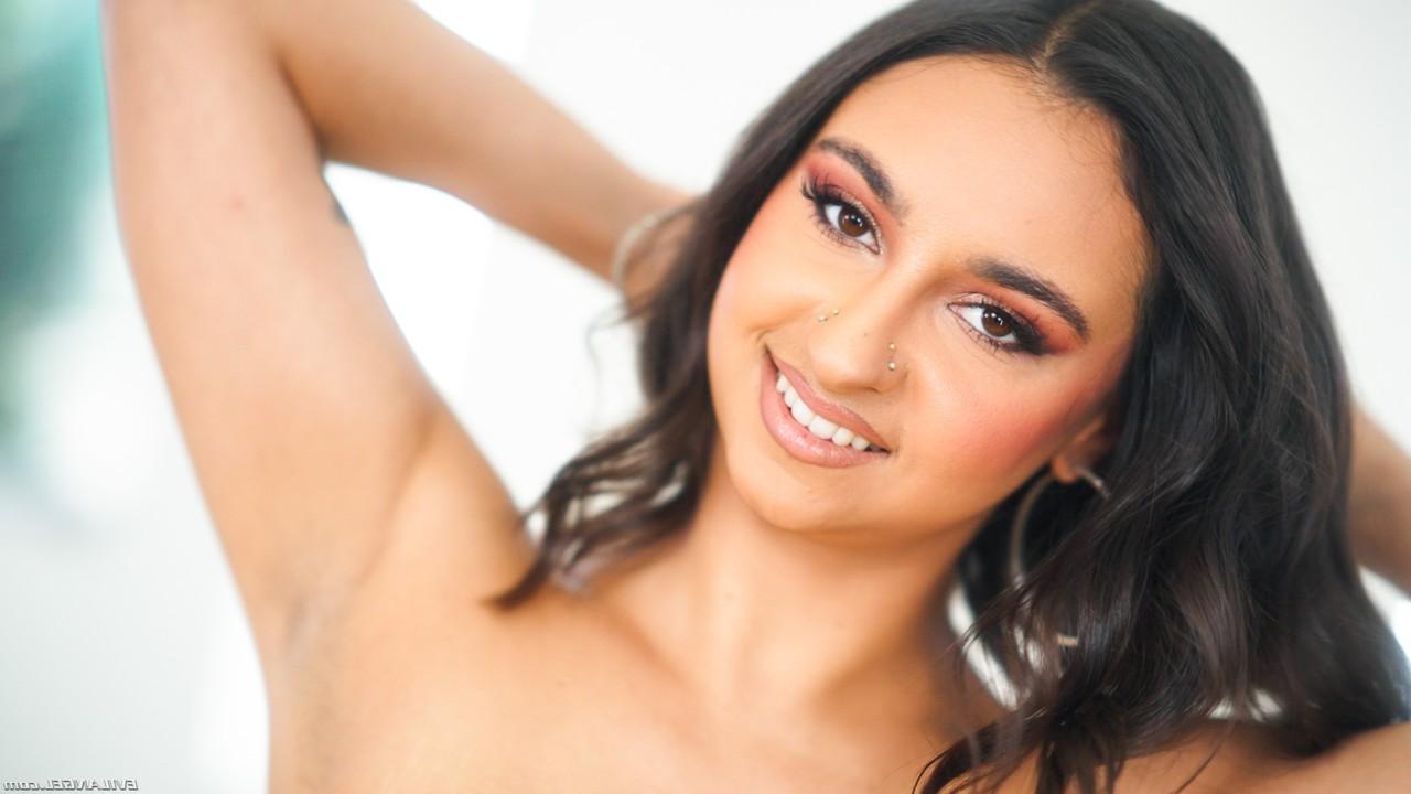 20P Hailey Rose, star du porno aux cheveux corbeau et aux gros seins, suce 2 bites dans un plan à trois IR.