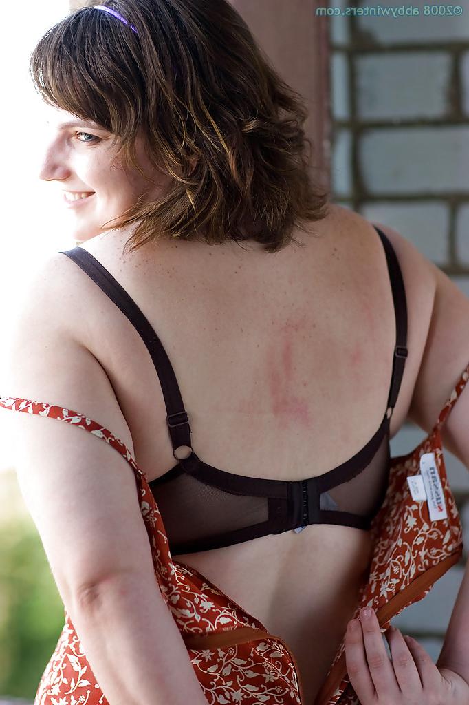 16P Ilona amateur regordeta se quita el vestido y el sujetador para exponer sus tetas naturales
