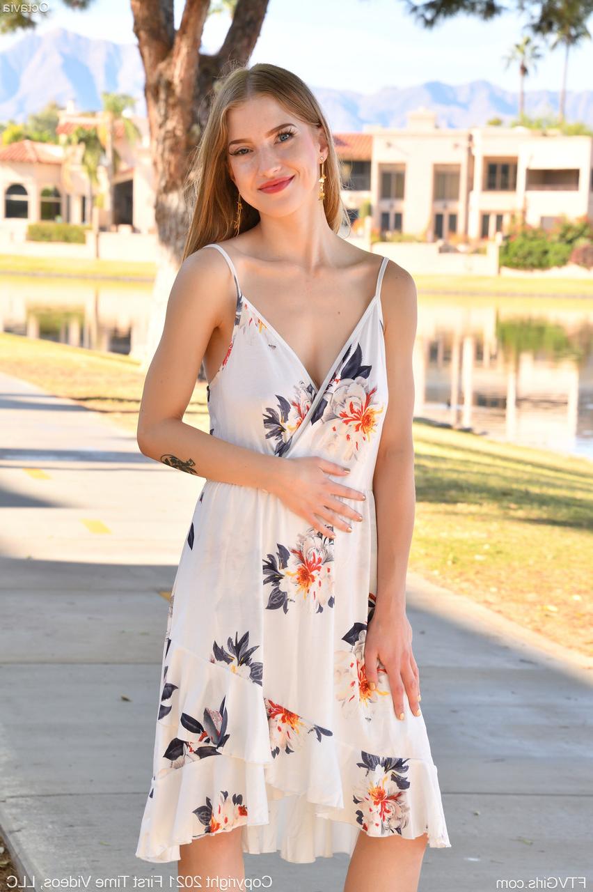 20P La novia amateur Octavia muestra sus hermosos pechos y posa desnuda al aire libre
