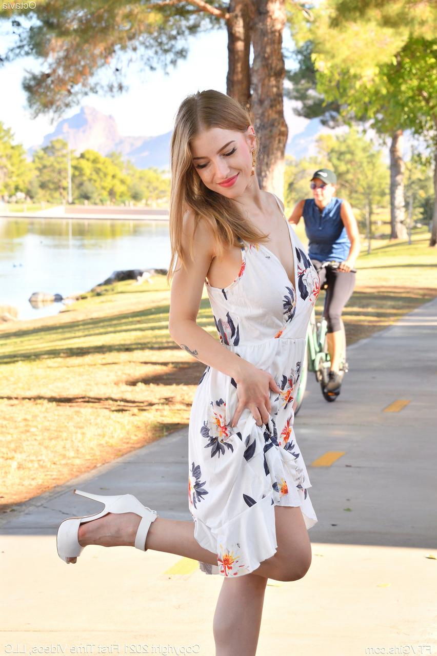 20P La novia amateur Octavia muestra sus hermosos pechos y posa desnuda al aire libre