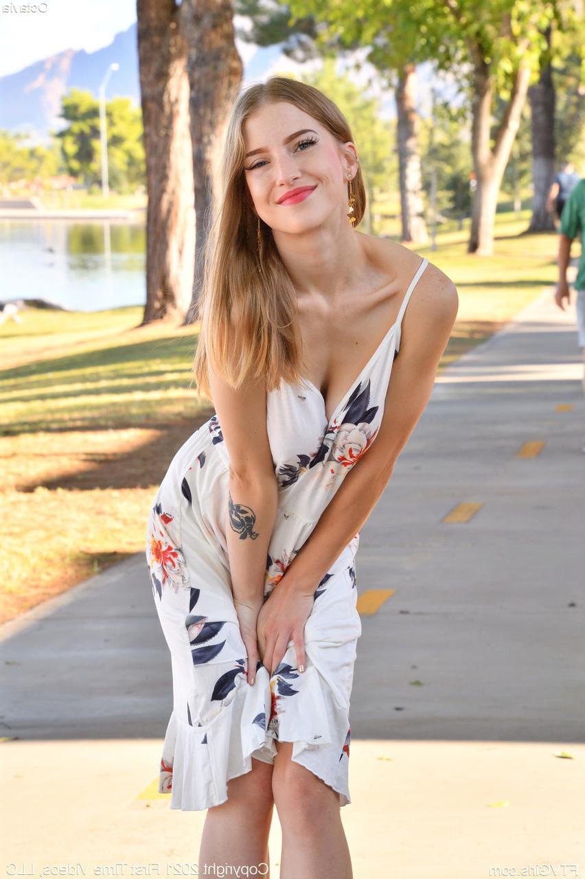 20P La novia amateur Octavia muestra sus hermosos pechos y posa desnuda al aire libre