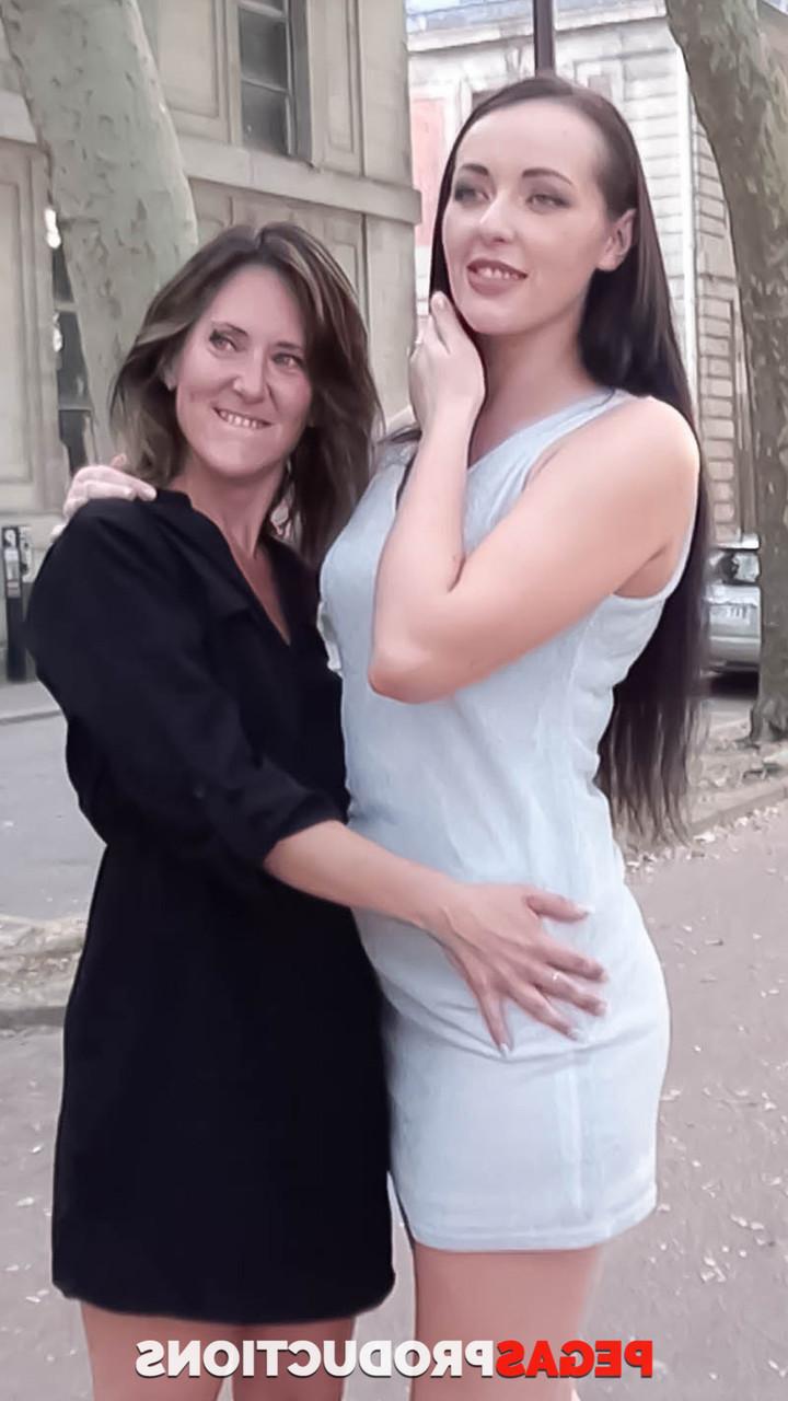 20P A morena Lilith Dark permite que seu namorado faça sexo anal com sua madrasta em um trio quente