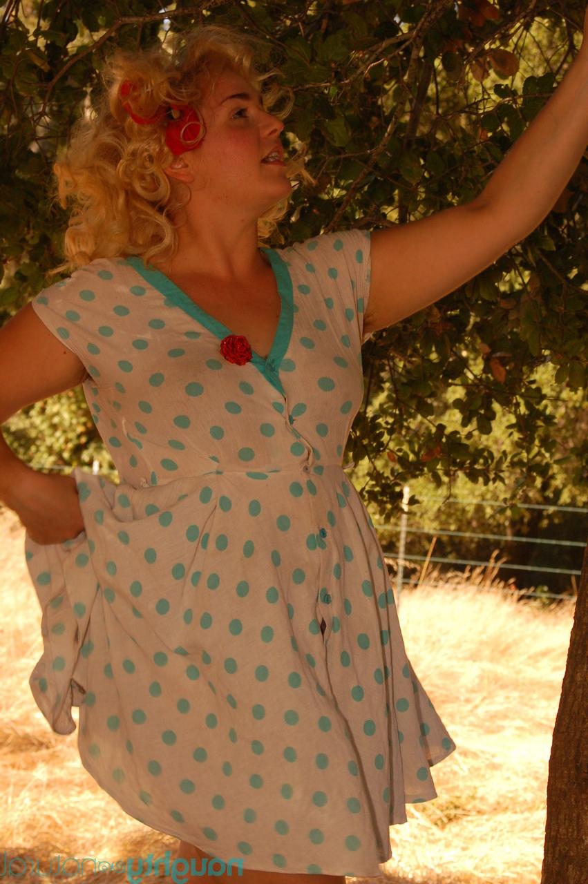 20P Curvy Poppy Cox montre son gros butin et joue avec sa chatte poilue avec un vibromasseur.
