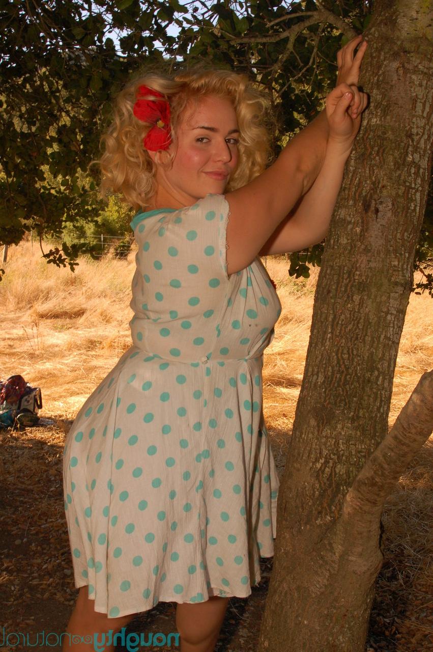 20P Curvy Poppy Cox montre son gros butin et joue avec sa chatte poilue avec un vibromasseur.