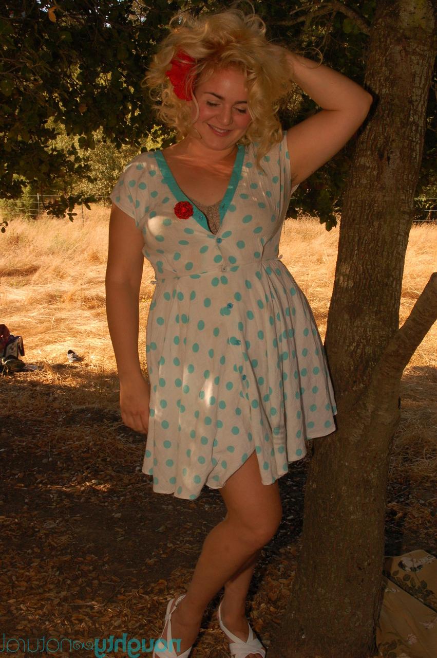 20P Curvy Poppy Cox montre son gros butin et joue avec sa chatte poilue avec un vibromasseur.