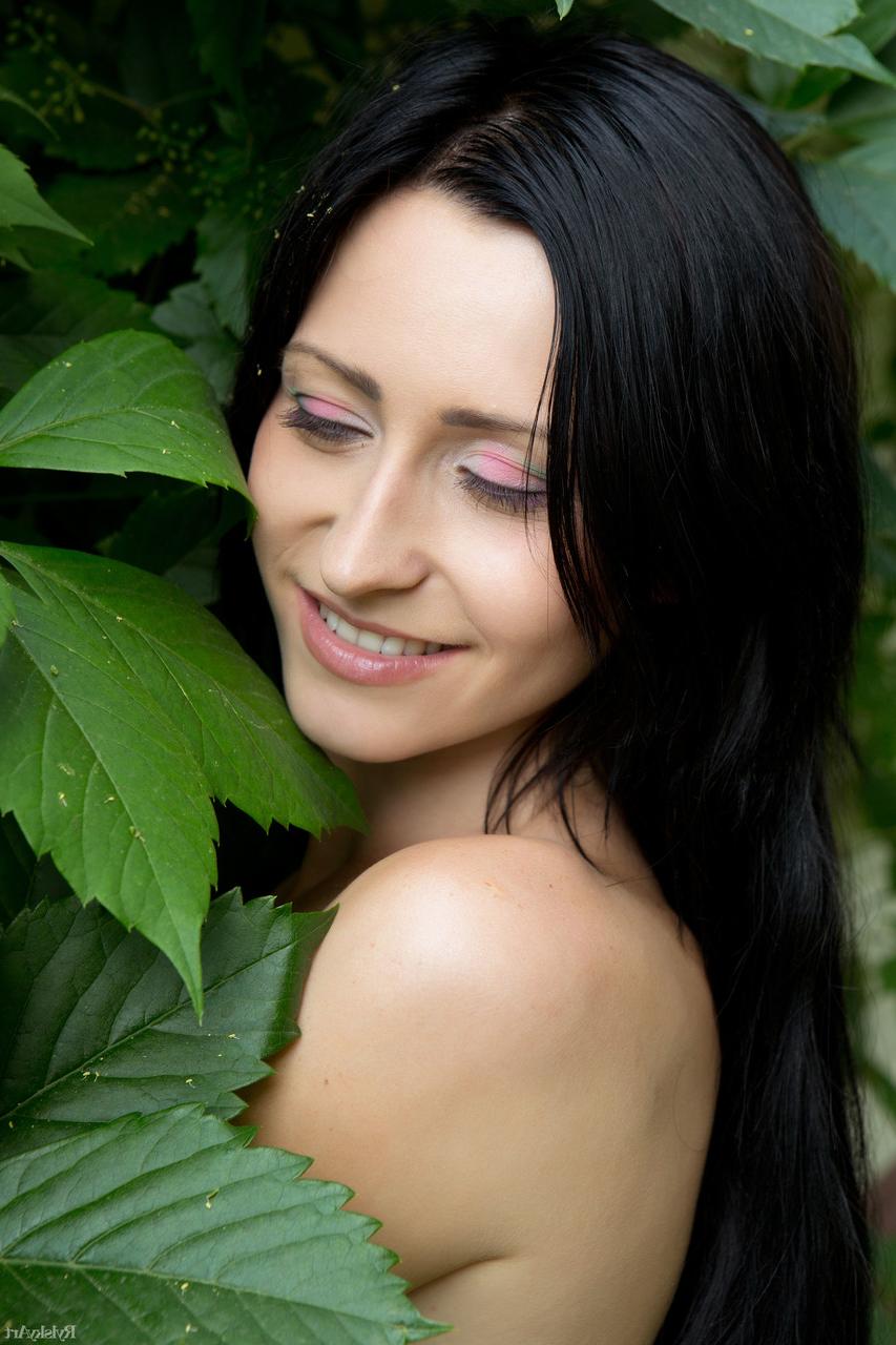 20P Adorable babe Janelle gives inviting views of her trimmed pussy outdoors