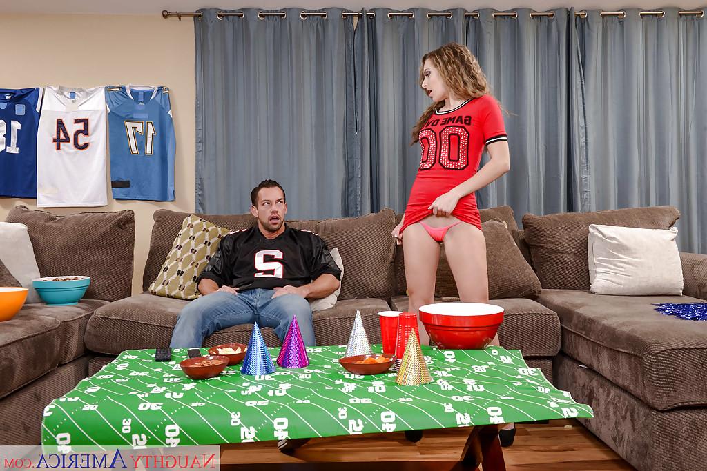13P A namorada loira sexy Kimmy Granger dando um bj no pau gordo do namorado