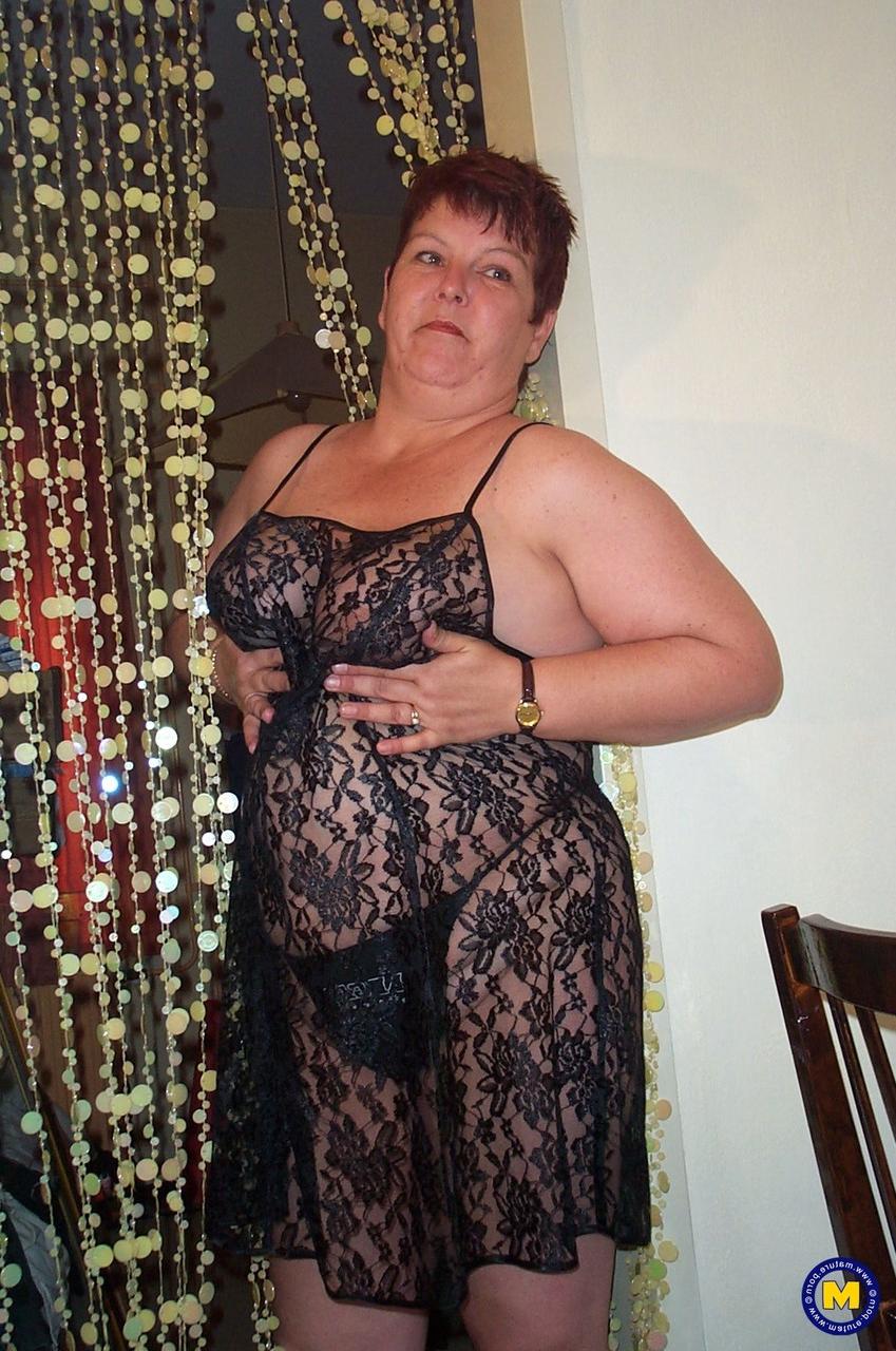 20P Die mollige Oma Katrien zieht ihr Spitzenkleid aus und spielt in einem Solo mit ihrer fetten Muschi