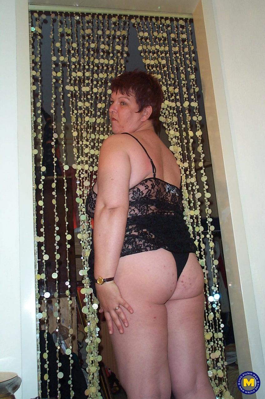 20P Die mollige Oma Katrien zieht ihr Spitzenkleid aus und spielt in einem Solo mit ihrer fetten Muschi