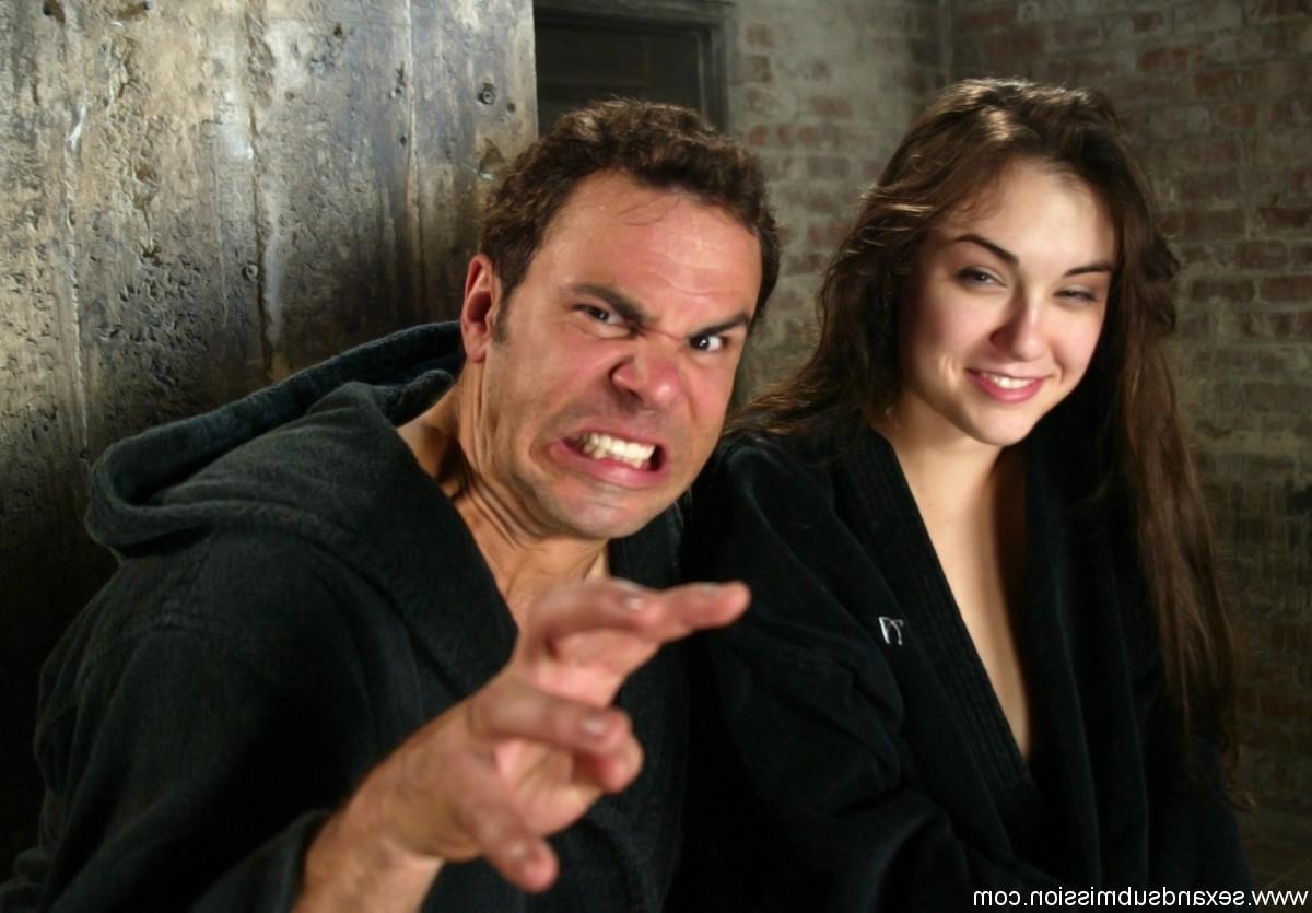 20P L'Américaine ligotée Sasha Grey se fait baiser et facialiser par son maître.