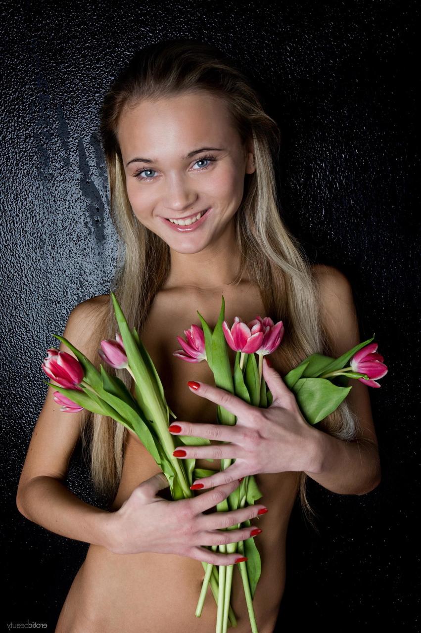 20P Das bezaubernde Babe Carol stellt ihren großen Hintern und ihre kleinen Brüste zur Schau