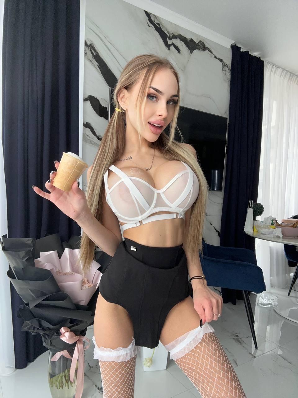 20P La flaca Onlyfans Eliasa A posa en lencería y muestra sus grandes tetas
