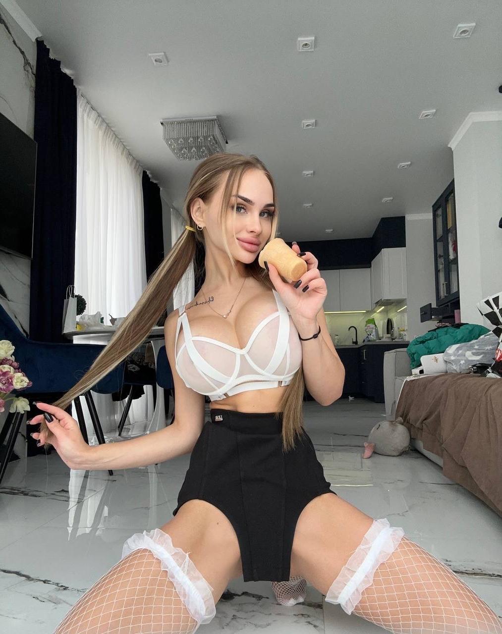 20P La flaca Onlyfans Eliasa A posa en lencería y muestra sus grandes tetas