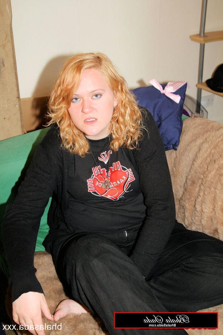 15P Chubby amateur MILF Bhala Sada posing in her black outfit on the bed