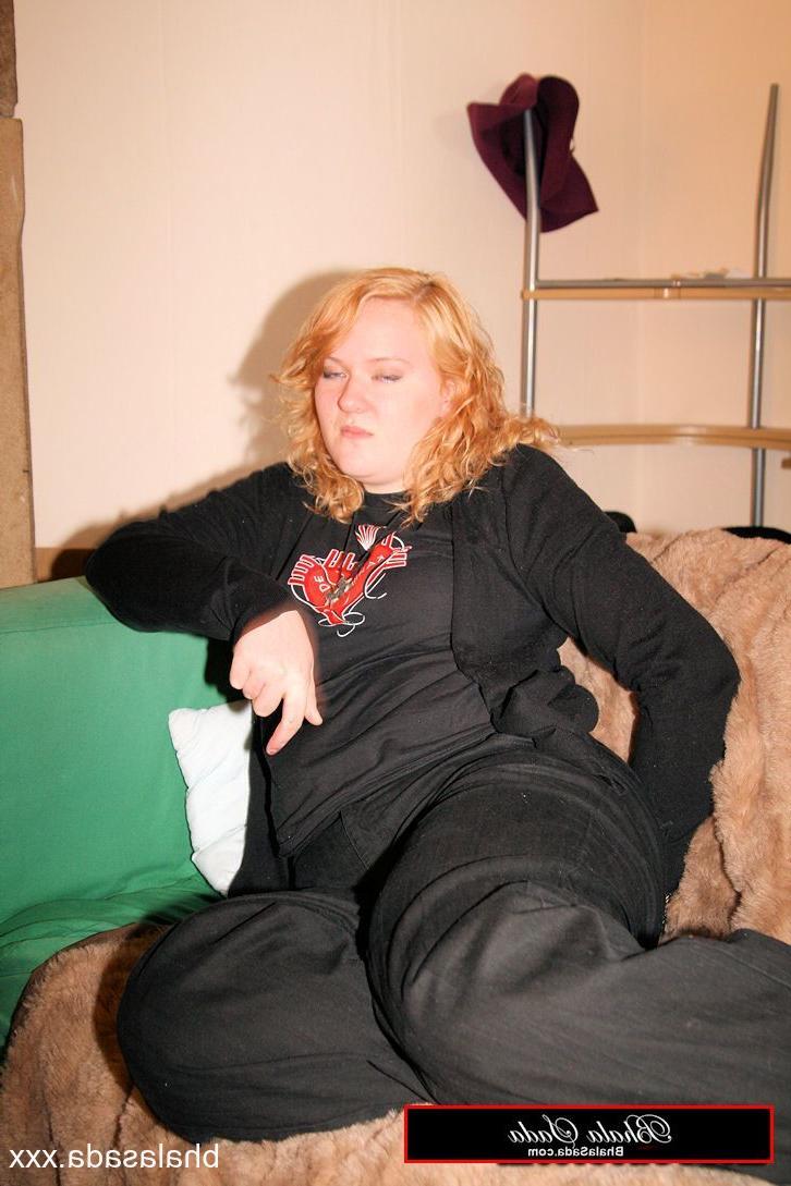 15P Chubby amateur MILF Bhala Sada posing in her black outfit on the bed