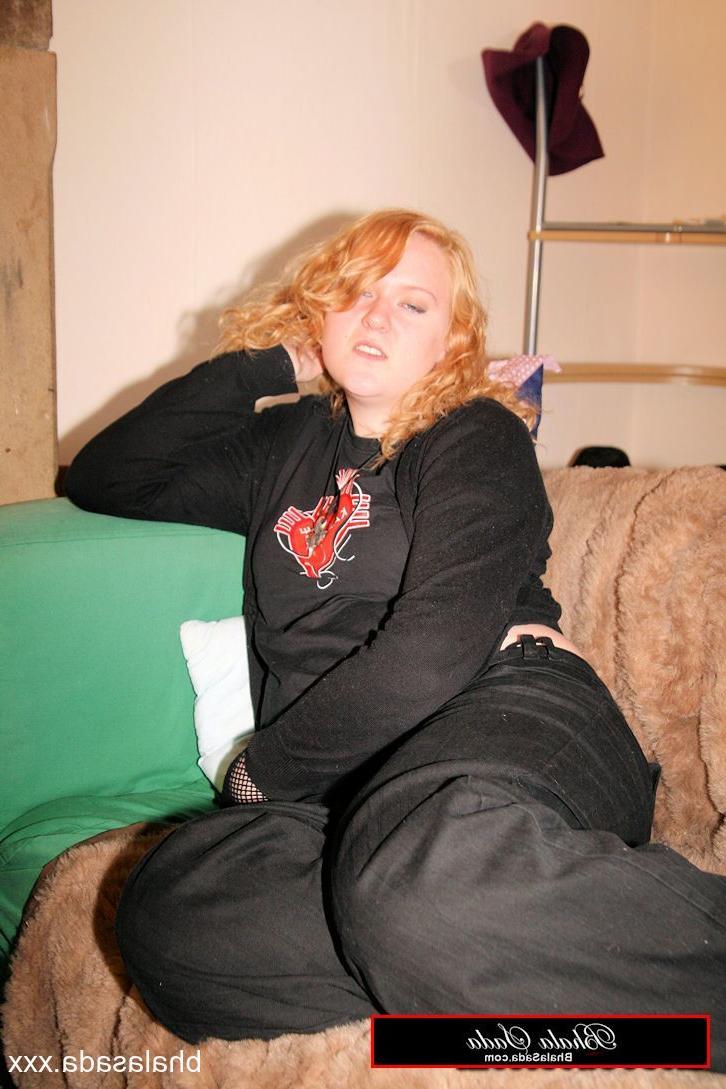 15P Chubby amateur MILF Bhala Sada posing in her black outfit on the bed