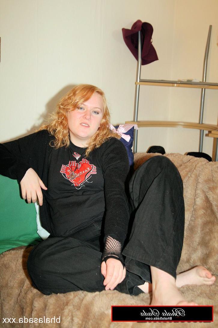 15P Chubby amateur MILF Bhala Sada posing in her black outfit on the bed