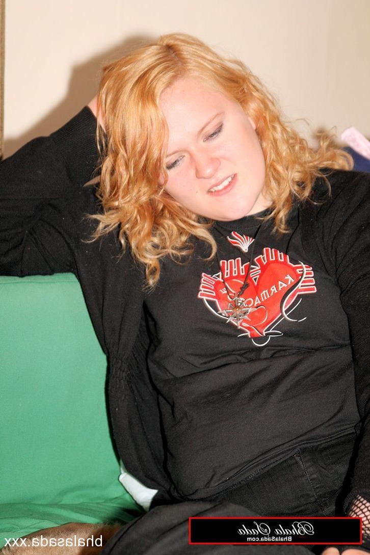 15P Chubby amateur MILF Bhala Sada posing in her black outfit on the bed