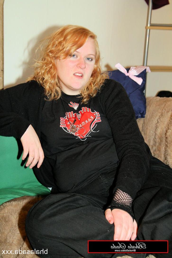 15P Chubby amateur MILF Bhala Sada posing in her black outfit on the bed