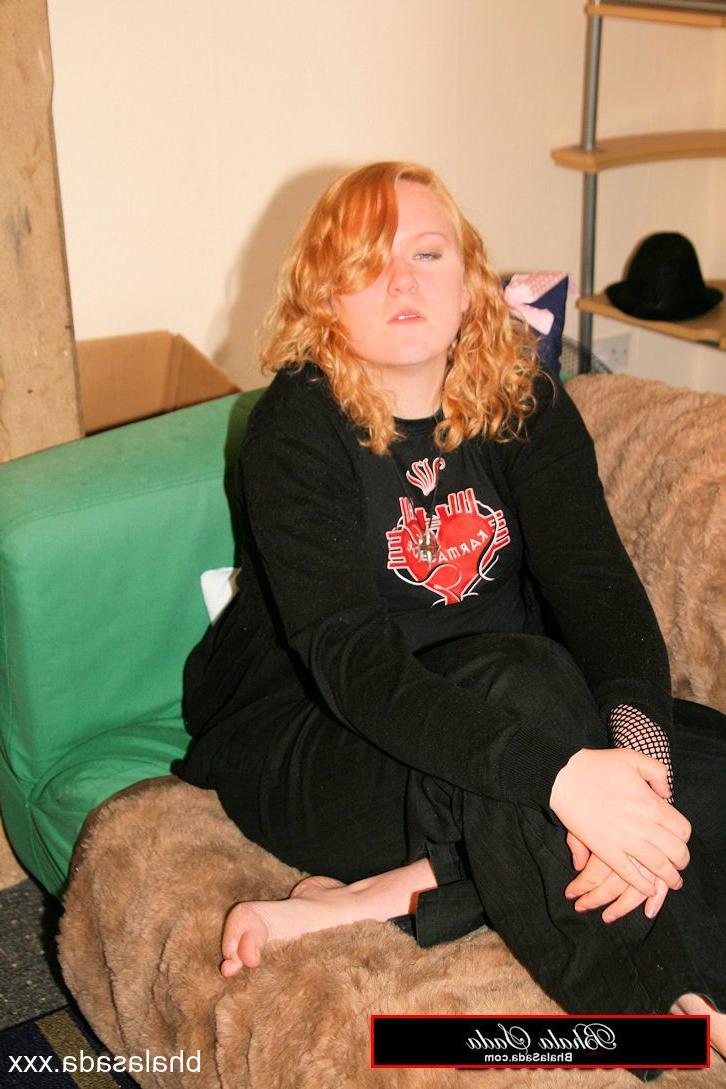 15P Chubby amateur MILF Bhala Sada posing in her black outfit on the bed