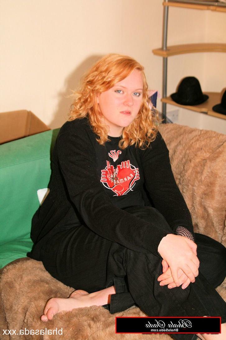 15P Chubby amateur MILF Bhala Sada posing in her black outfit on the bed