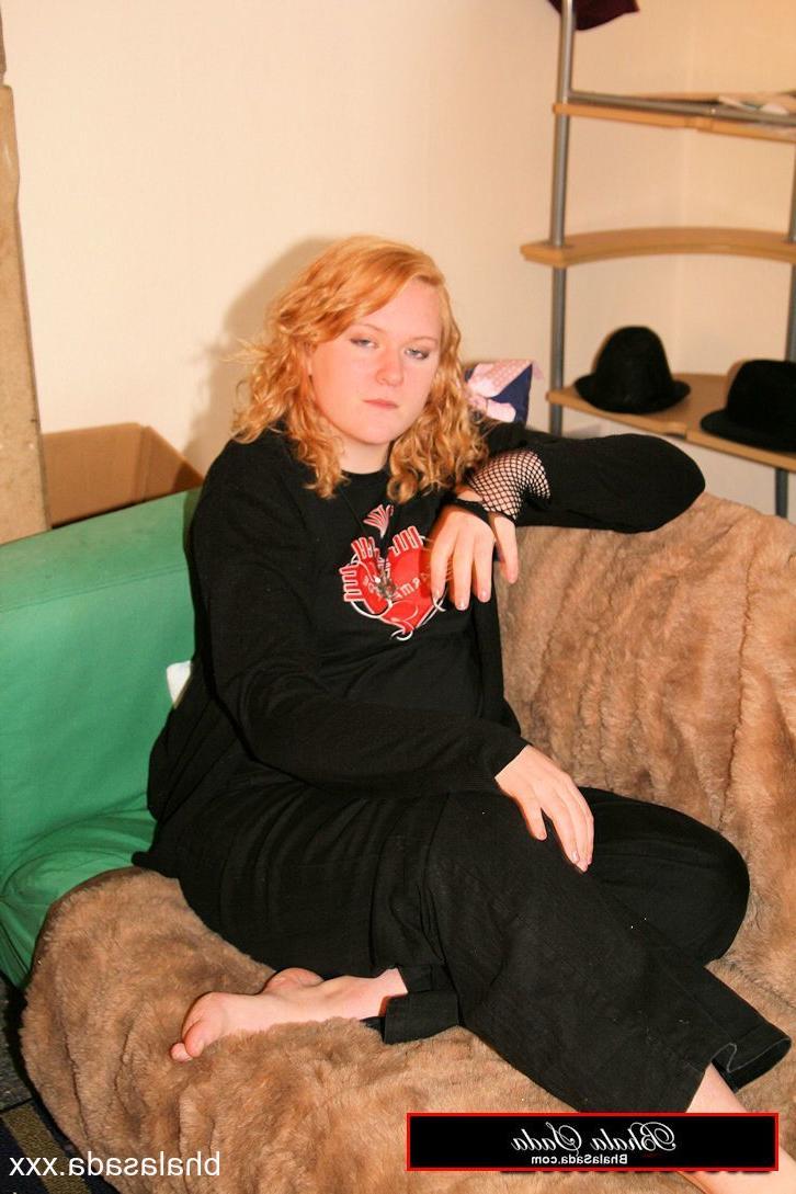 15P Chubby amateur MILF Bhala Sada posing in her black outfit on the bed
