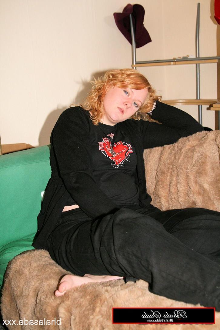 15P Chubby amateur MILF Bhala Sada posing in her black outfit on the bed