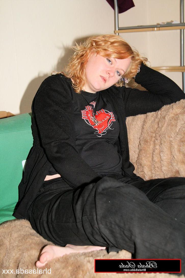 15P Chubby amateur MILF Bhala Sada posing in her black outfit on the bed