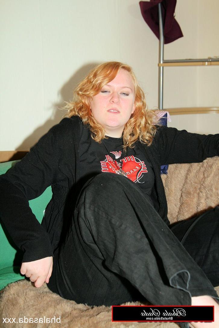 15P Chubby amateur MILF Bhala Sada posing in her black outfit on the bed