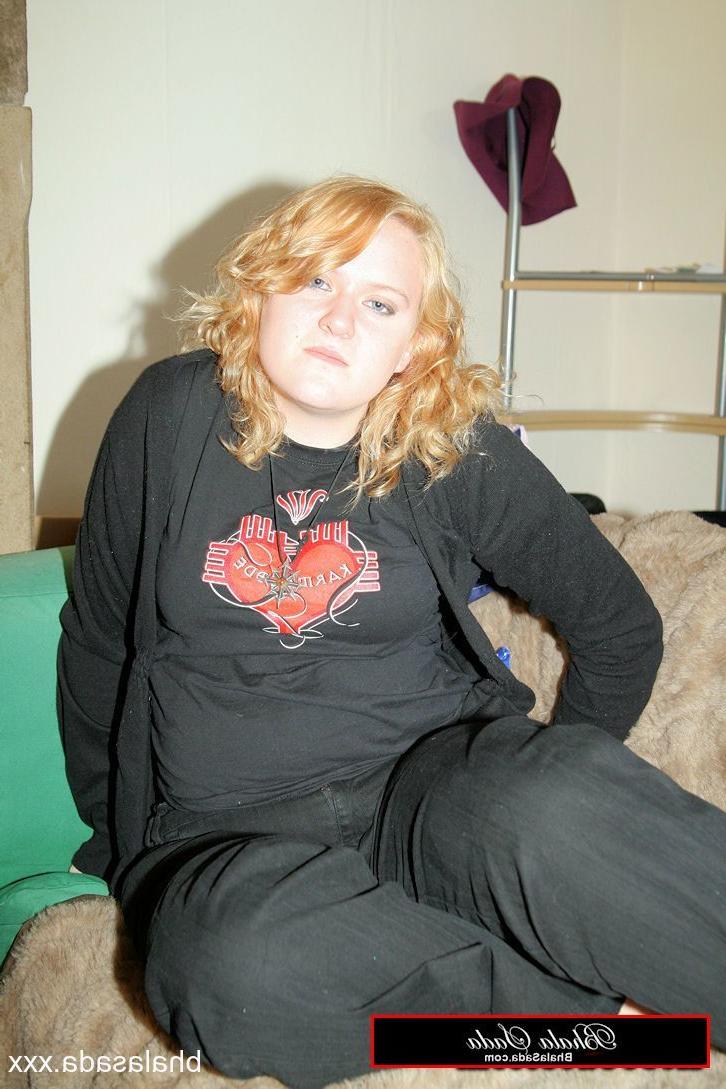 15P Chubby amateur MILF Bhala Sada posing in her black outfit on the bed