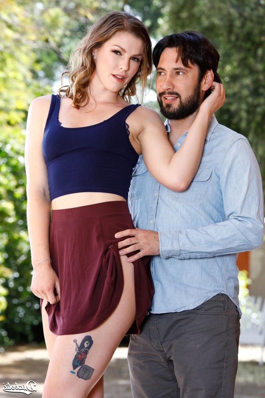 20P La petite Bailey Brooke profite du sexe sauvage après un strip-tease torride en plein air.