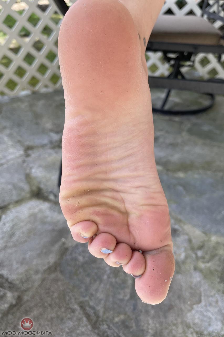 20P La novia amateur Corra Cox mostrando su coño hinchado y sus pies sexys de cerca