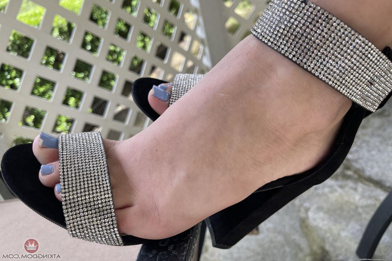 20P La novia amateur Corra Cox mostrando su coño hinchado y sus pies sexys de cerca