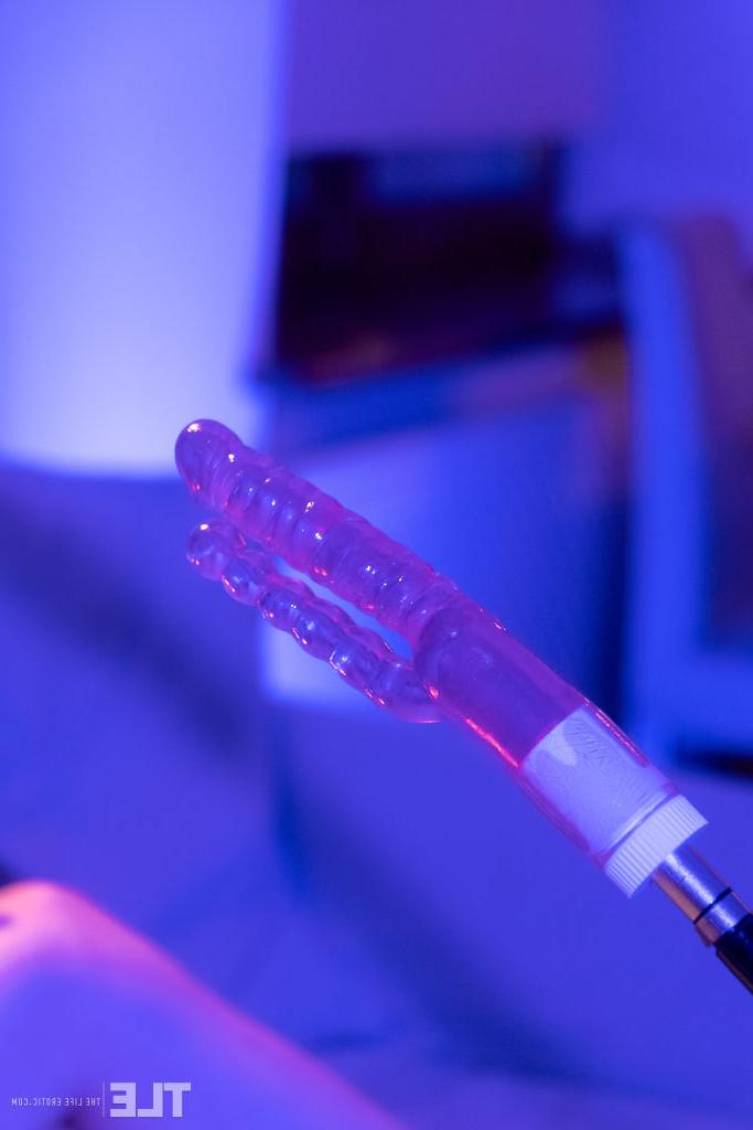 16P A adolescente excêntrica Kendra U ostenta uma mordaça de bola enquanto é atingida por um vibrador de máquina